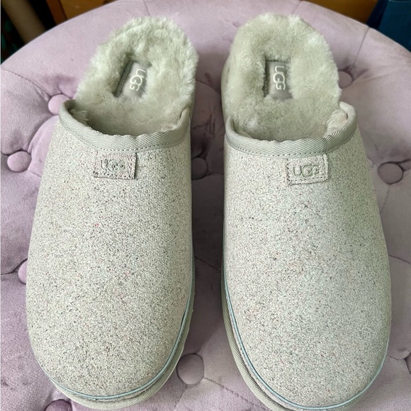 UGG Unisex Platform Slippers - Picture 2 of 3
